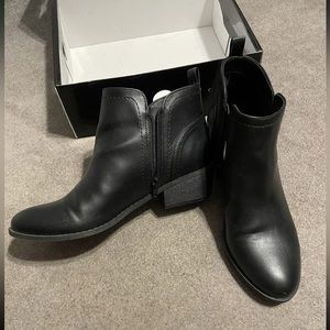 Guess Women’s Black Leather Zip Bootie - Sz 8.5